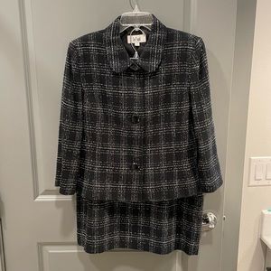 WOOL POWER SUIT SIZE 14 Black & White